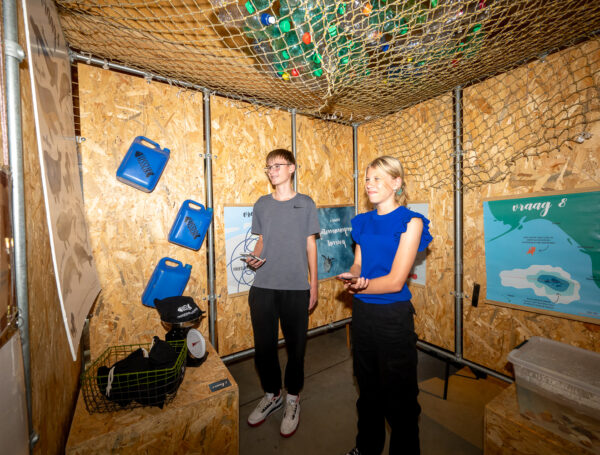 Twee tieners staan in de expositieruimte over plastic soep in het Duurzaamheidscentrum Assen