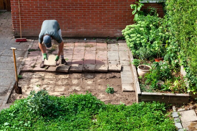 Tegels verwijderen tegelwippen in een verharde tuin