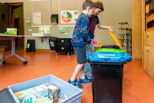 Onderwijs les over afval scheiden en recycling