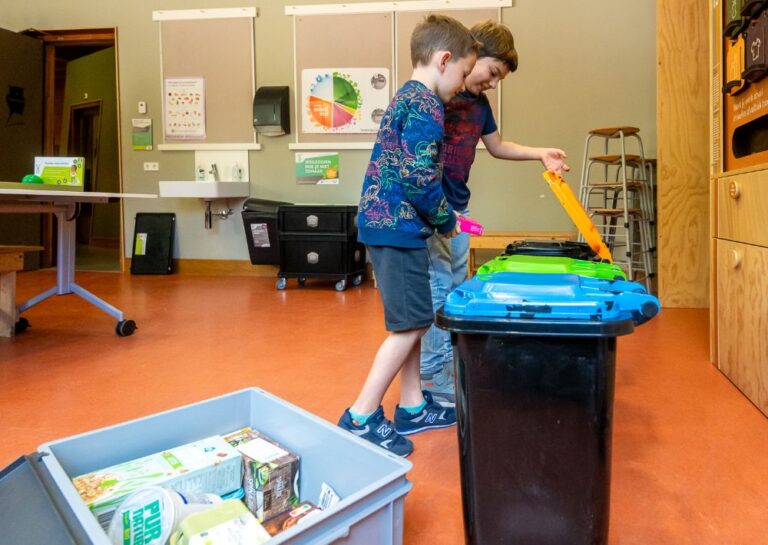 Onderwijs les over afval scheiden en recycling