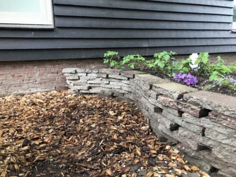 Stapelmuurtje met planten van overgebleven tegels