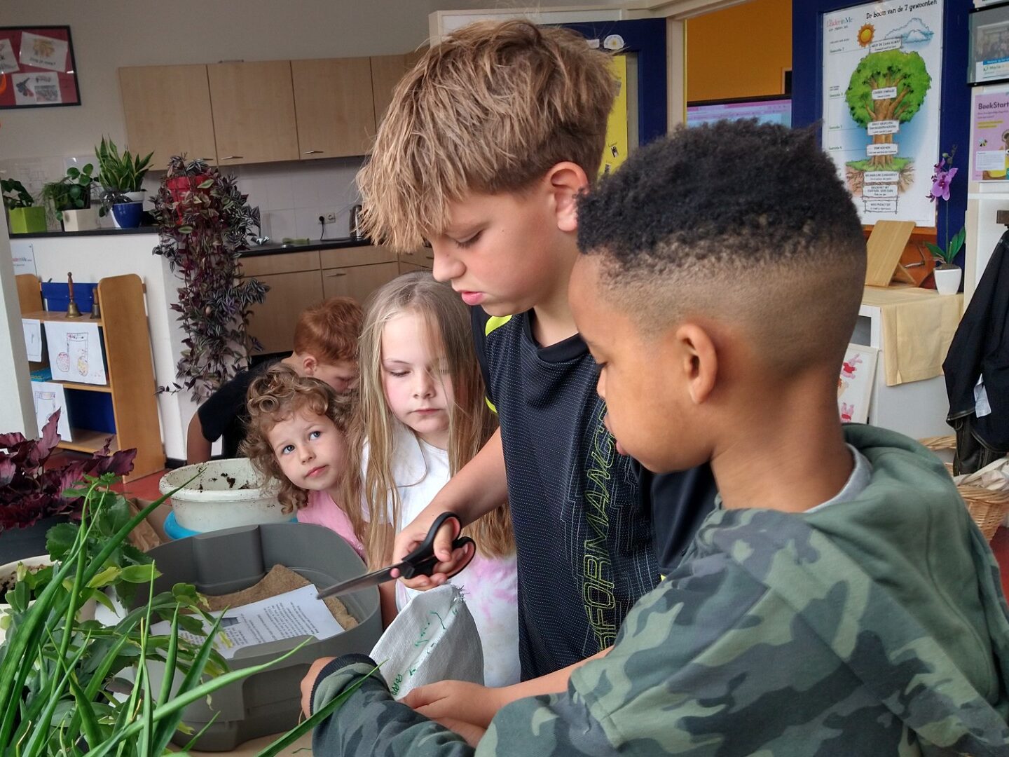 Leerlingen aan de slag met zelf compost maken met een wormenhotel