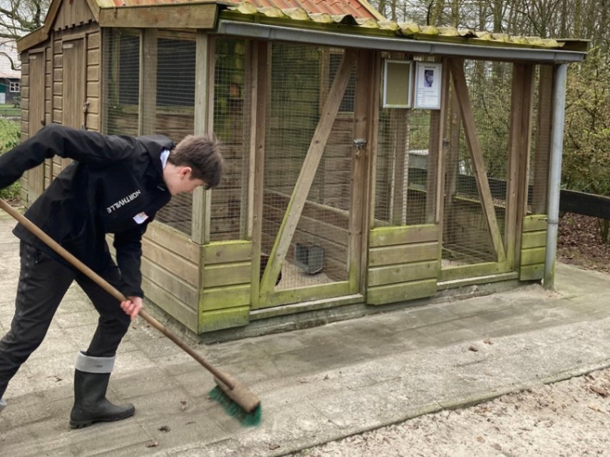 Voorjaarsschoonmaak op de Stadsboerderij tijdens NL Doet - vrijwilligerswerk