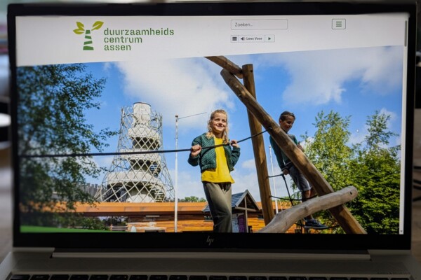 Foto van laptop met de homepagina van de website van Duurzaamheidscentrum Assen