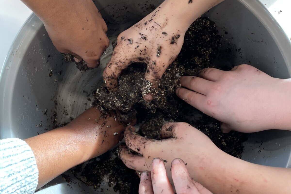 Wil jij de omgeving kleurrijker maken? Kom in de meivakantie bij ons langs om bloembommen te maken!