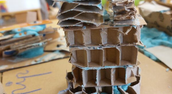 Een huis gemaakt van honingraadkarton en speciaal gekleurde natuurlijke lijm.