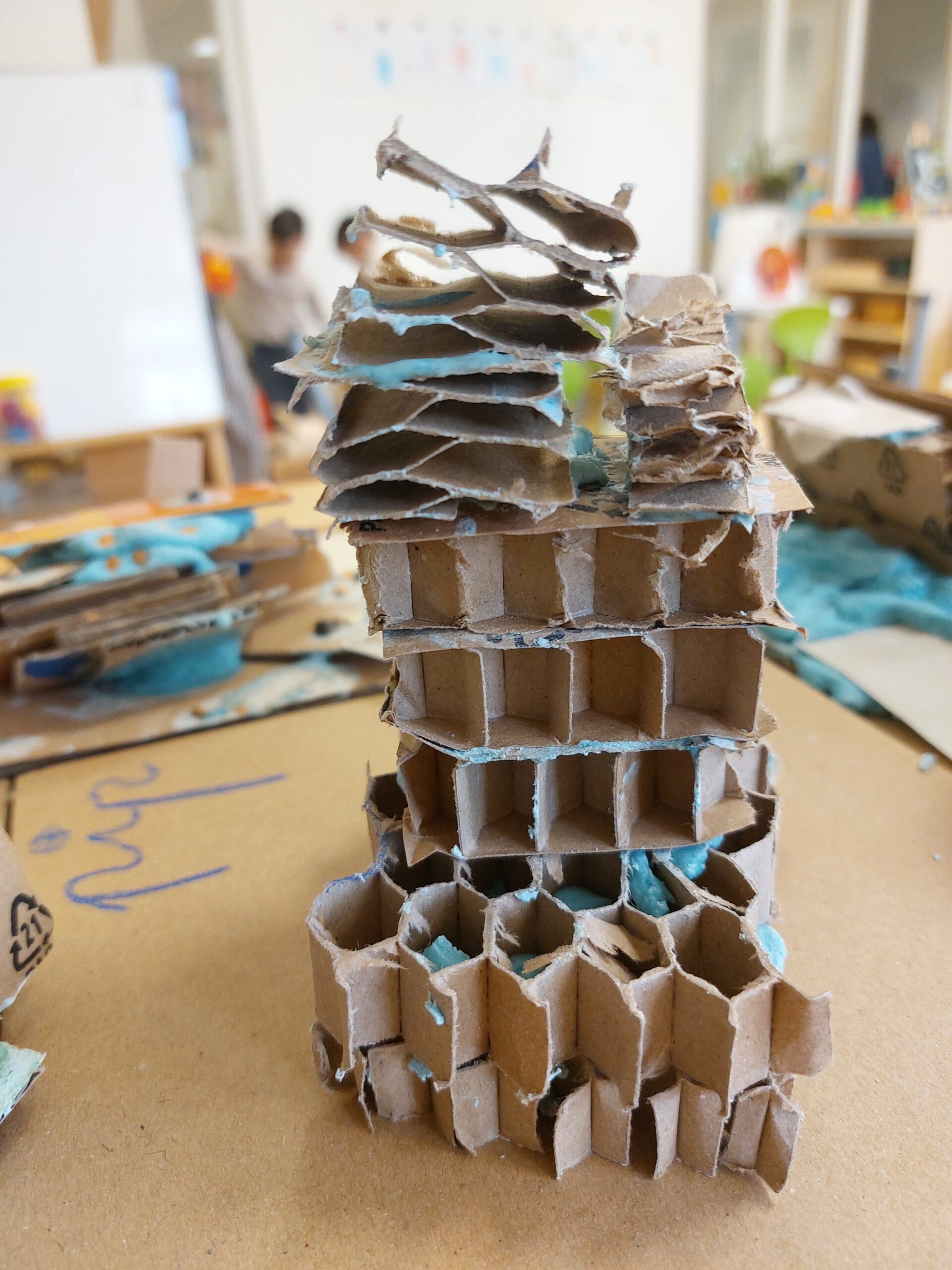 Een huis gemaakt van honingraadkarton en speciaal gekleurde natuurlijke lijm.