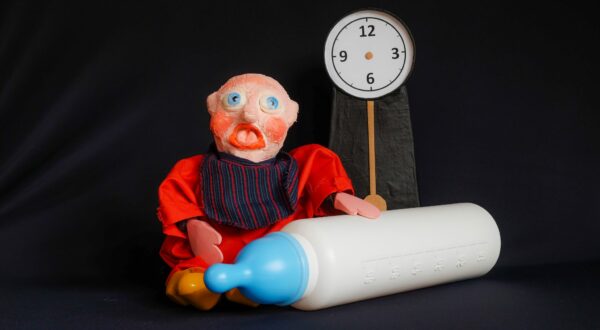 de baby van jan klaassen met een hele grote fles