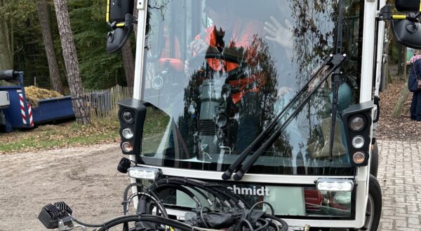 De veegwagen van de gemeente Assen