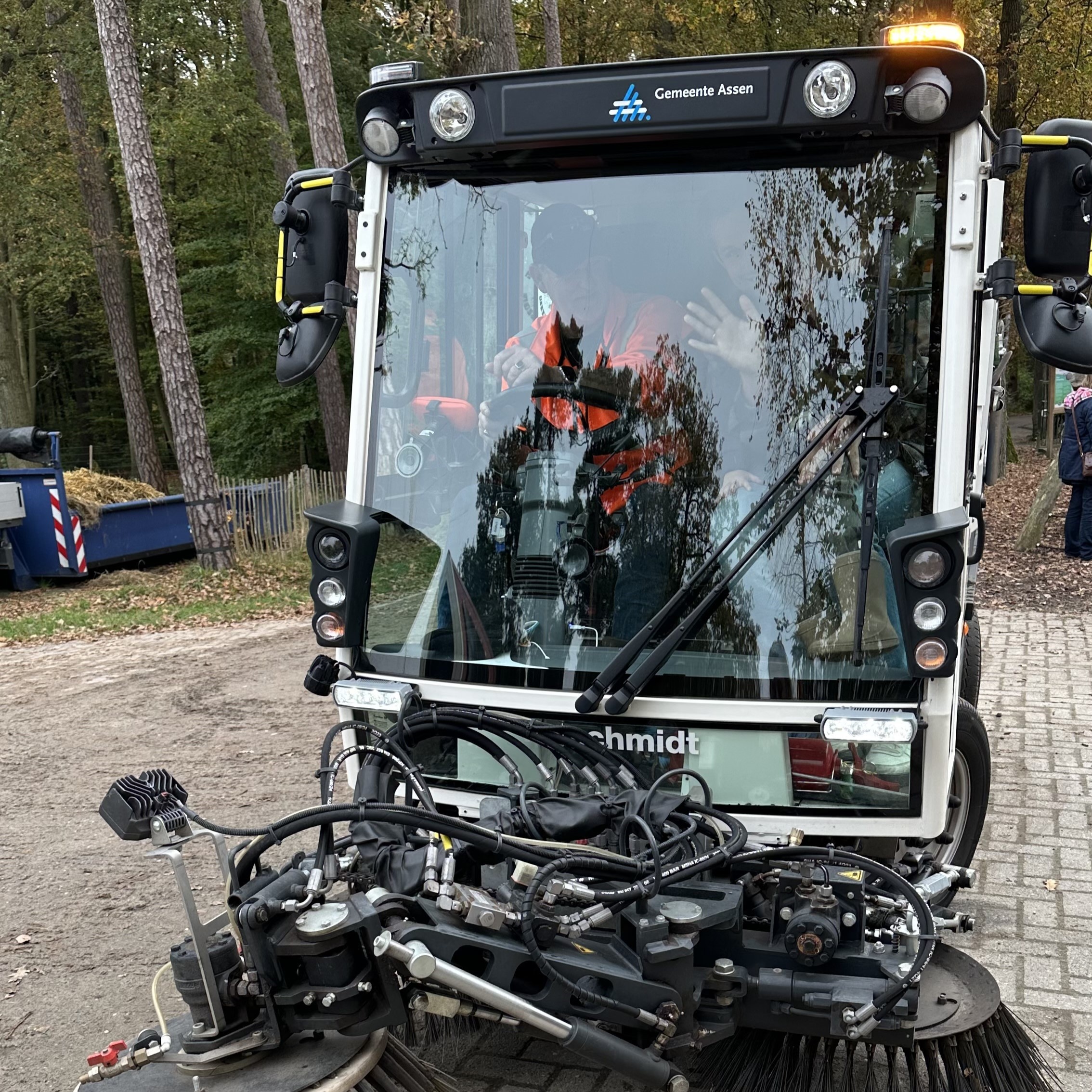 De veegwagen van de gemeente Assen