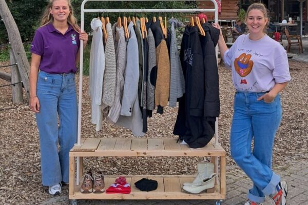 FREE FASHION kledingkar in Assen