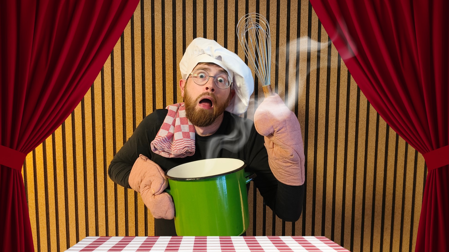 Klaas-Herman in het poppentheater met een pan en pollepel in de hand.