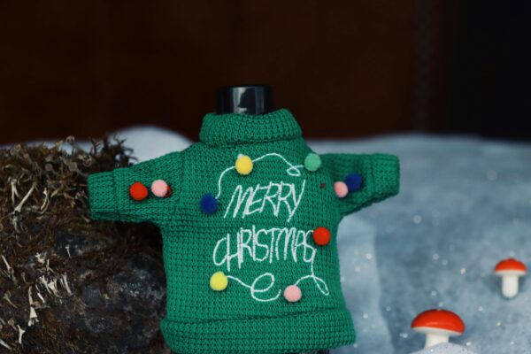 Een hele kleine kersttrui met 'Merry Christmas' erop