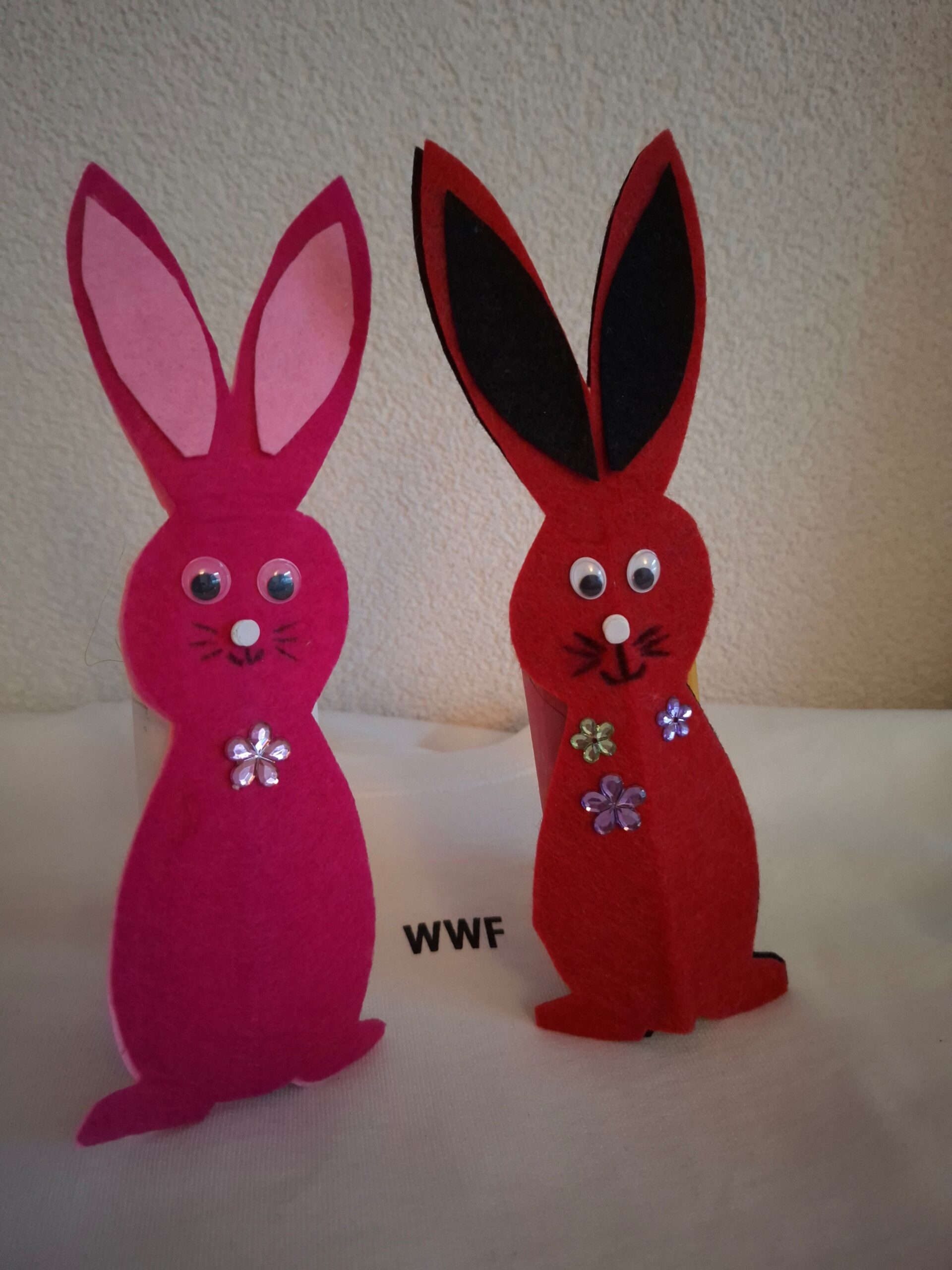 Roze paashaasjes geknutseld van karton.