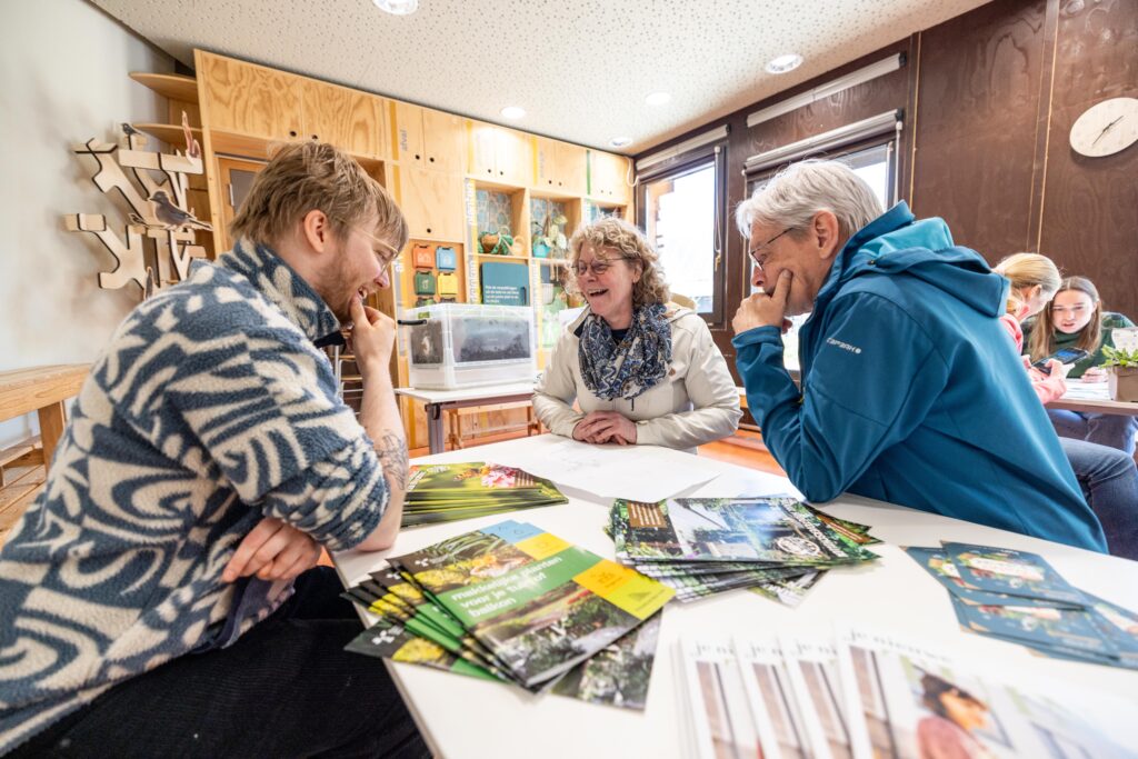 Twee bezoekers krijgen tuinadvies.