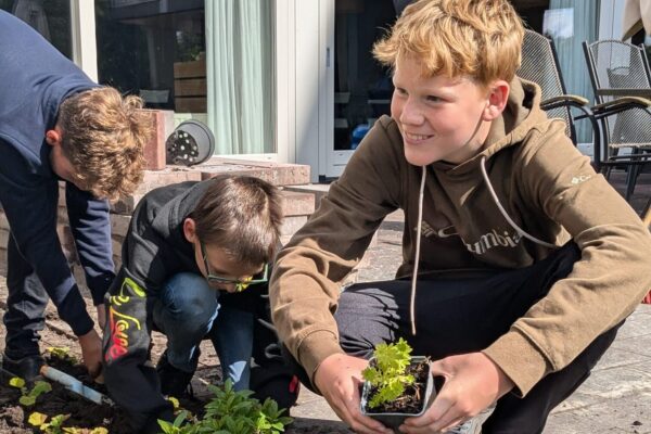 Middelbare schoolleerlingen zijn aan het tegelwippen