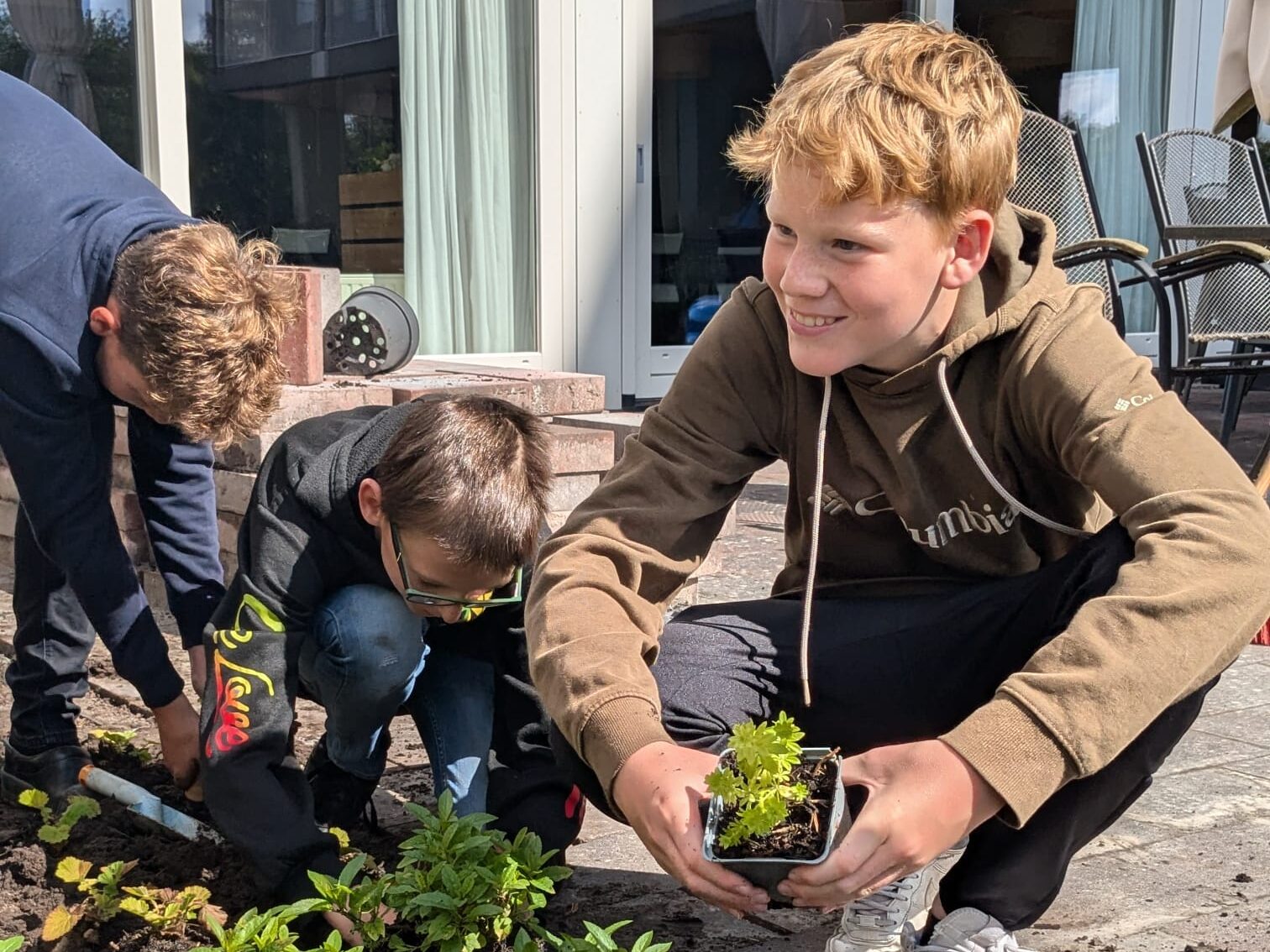 Middelbare schoolleerlingen zijn aan het tegelwippen