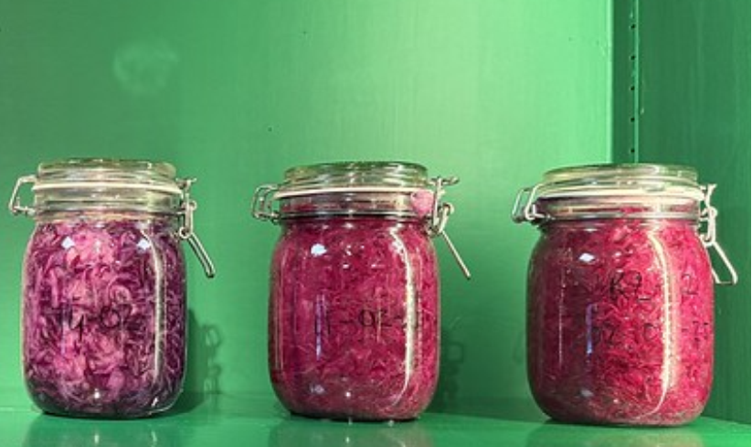 Roze zuurkool in weckpotten