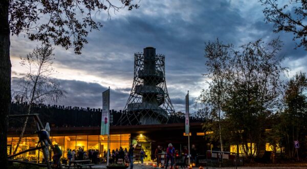 Het Duurzaamheidscentrum Assen in de avond