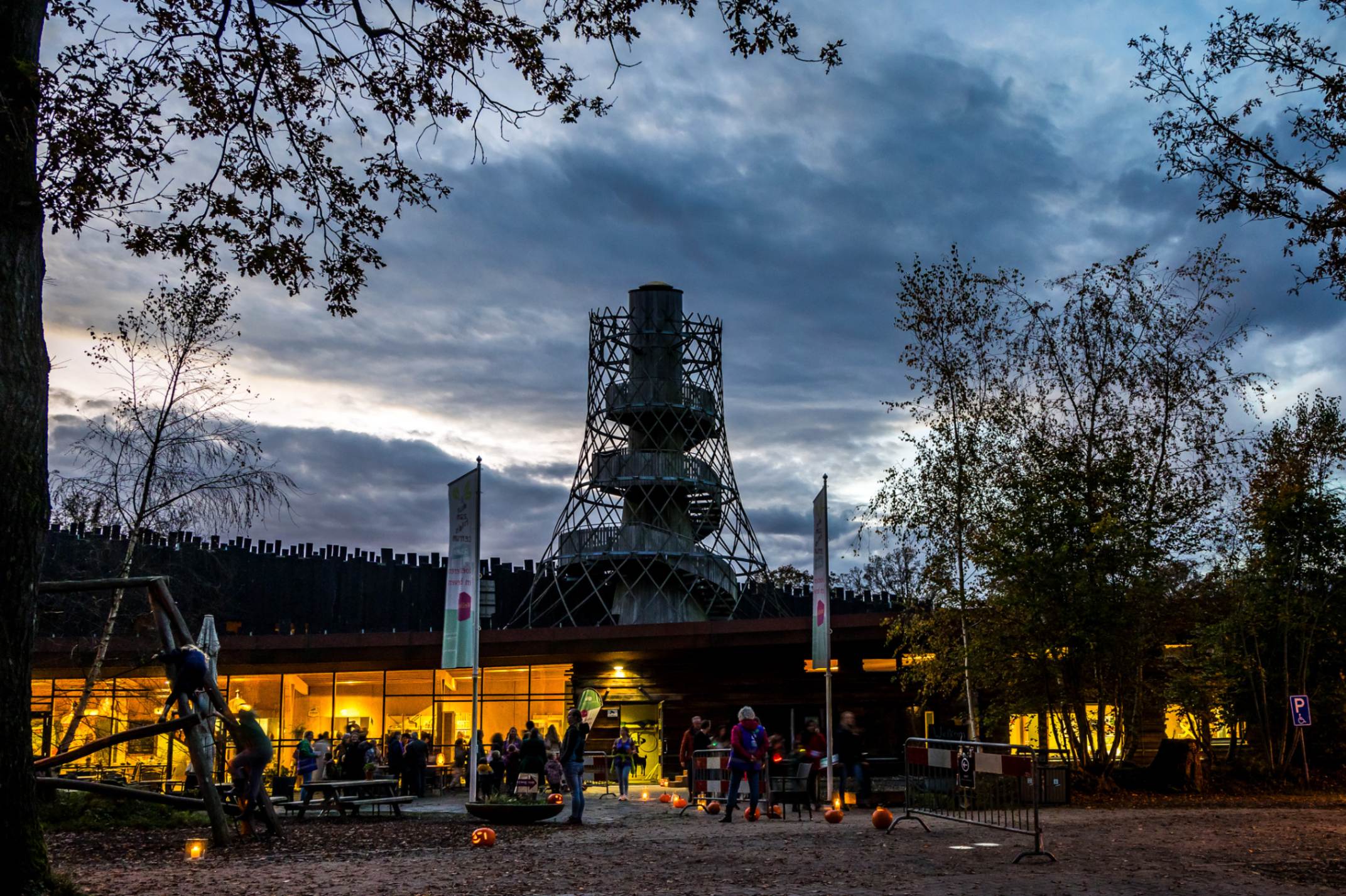 Het Duurzaamheidscentrum Assen in de avond