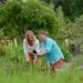 Twee vrouwen in een tuin