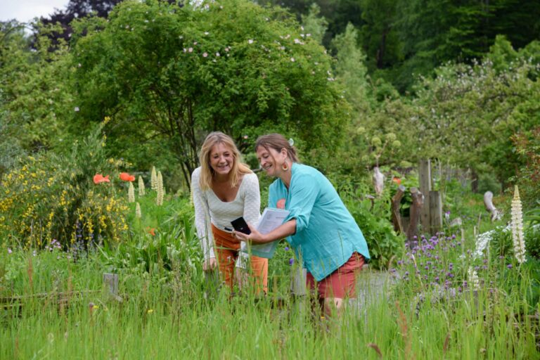 Twee vrouwen in een tuin
