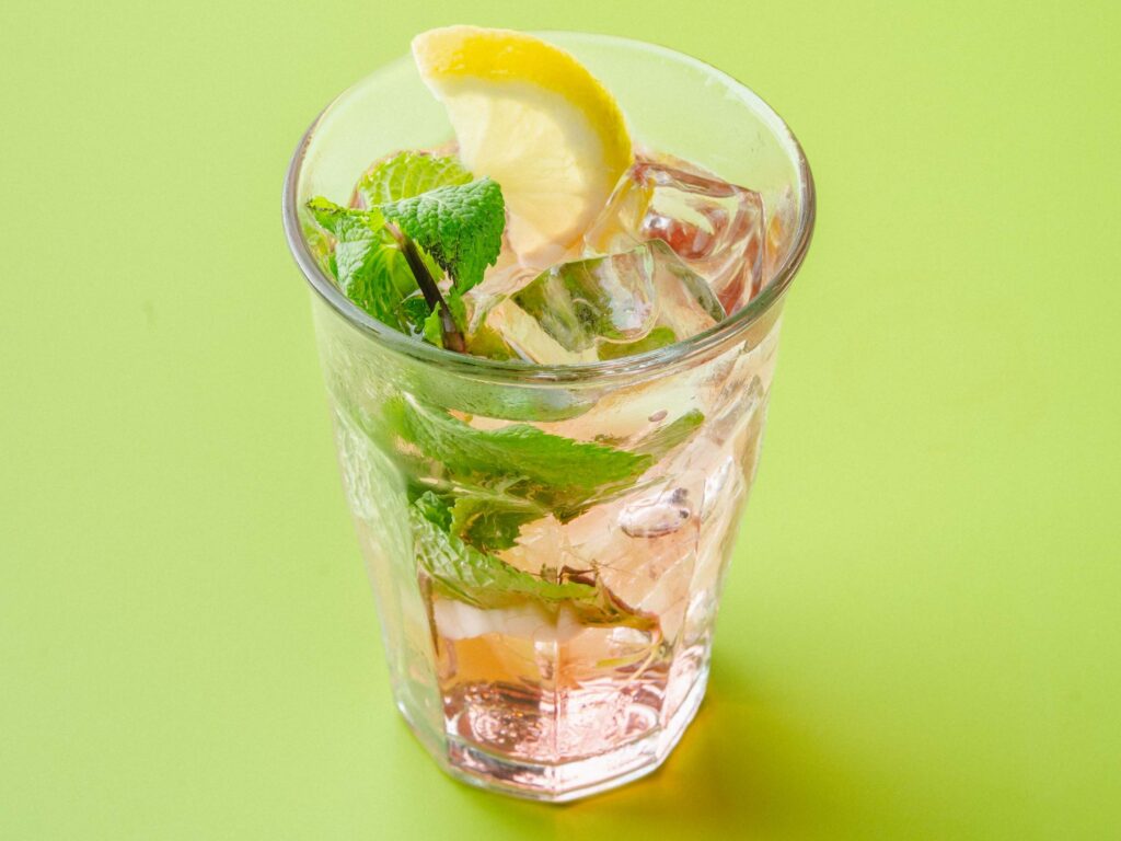 Drankje met citroen, munt en ijstblokjes
