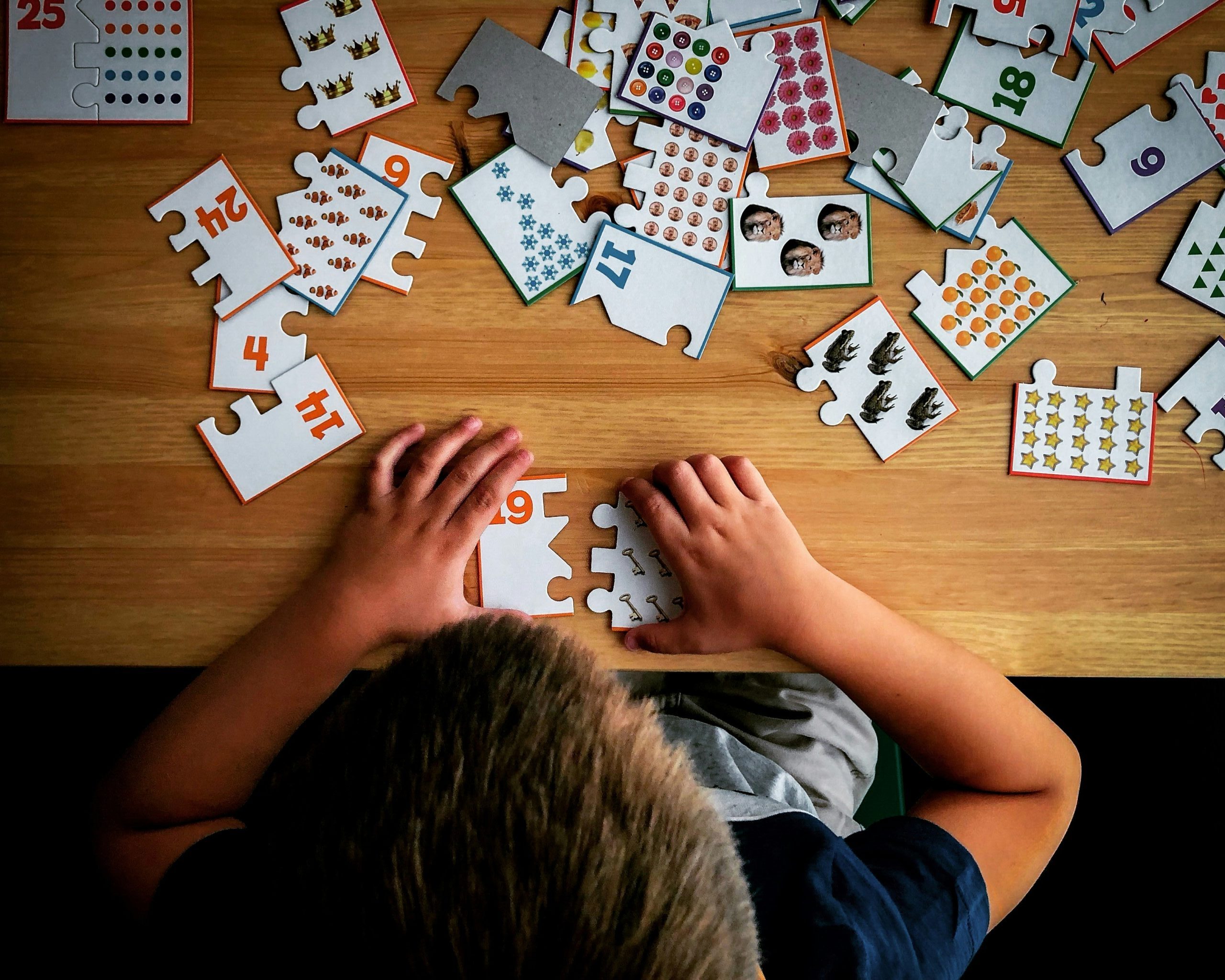 Kind die spelletjes speelt